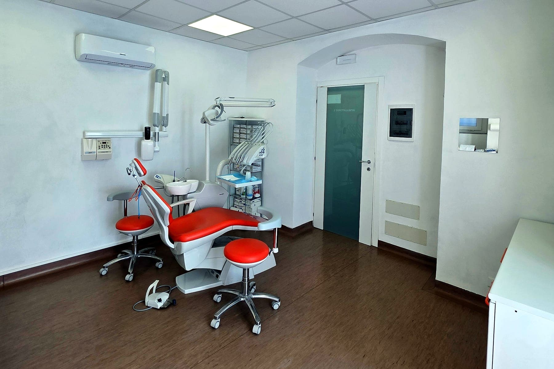 La sala con la poltrona arancione e le pareti bianche
