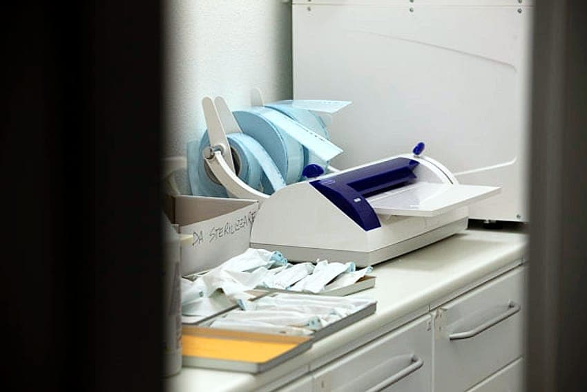La termosaldatrice e le buste per la sterilizzazione degli strumenti